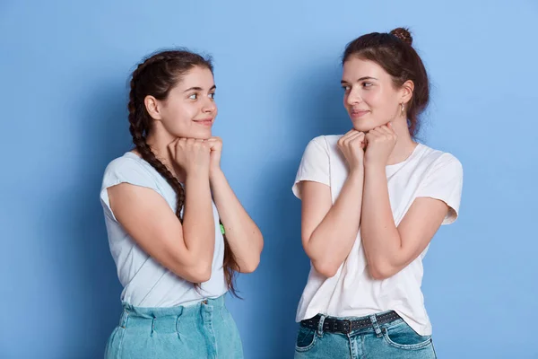 Deux Femmes Timides Amis Filles Européennes Vêtements Décontractés Posant Isolé — Photo