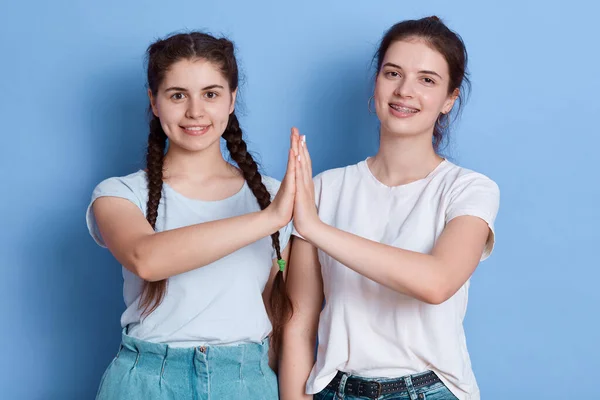 Két Fiatal Barna Pózol Elszigetelten Kék Háttérrel Mosolygó Lányok Fehér — Stock Fotó