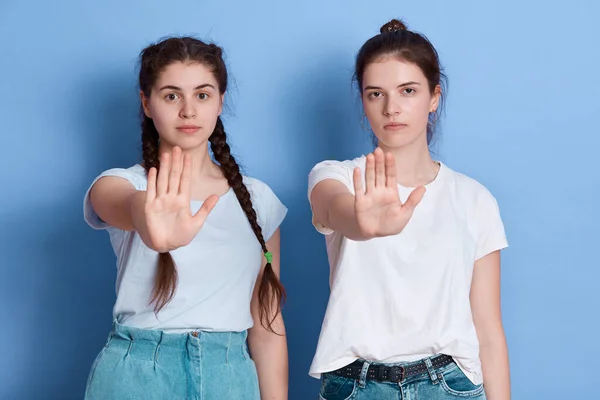 Retrato Mulheres Morenas Sérias Infelizes Confiantes Que Gestam Duas Palmas — Fotografia de Stock