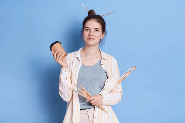 Smiling Pretty Woman Artist Drinking Takeaway Coffee Holding Brushes Looking — Stok Foto