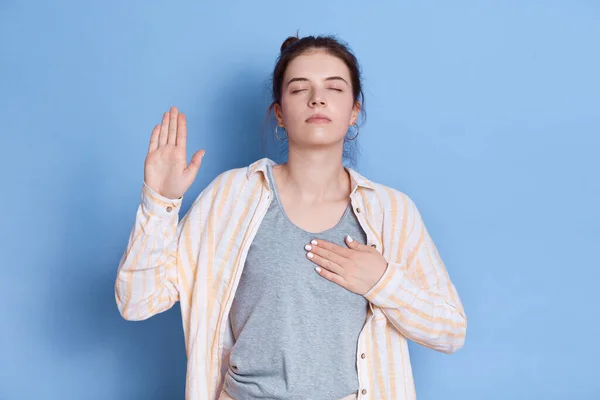 Belle Jeune Femme Brune Debout Isolée Sur Fond Bleu Jurer — Photo