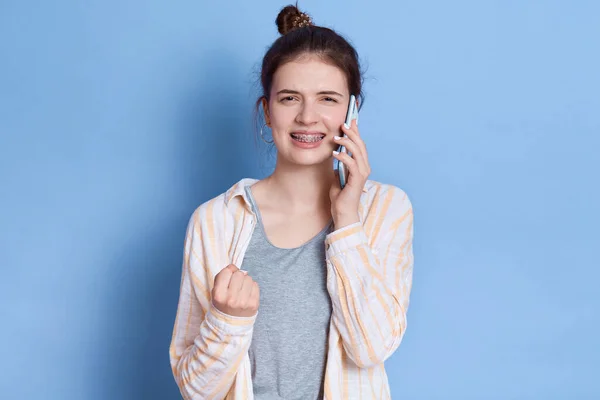 Young Brunette Female Has Conversation Friend Clenching Fist Looking Directly — Stock Photo, Image