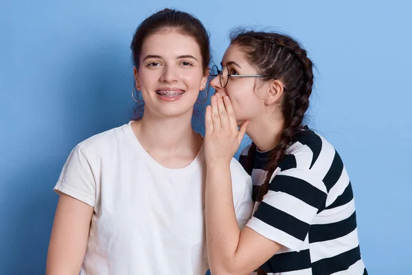 Dvě Vzrušené Mladé Dívky Oblečené Letním Oblečení Drby Izolované Nad — Stock fotografie