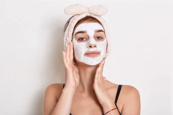 Mooie Jonge Vrouw Met Gezichtsmasker Schoonheid Behandeling Geïsoleerd Wit Witte — Stockfoto