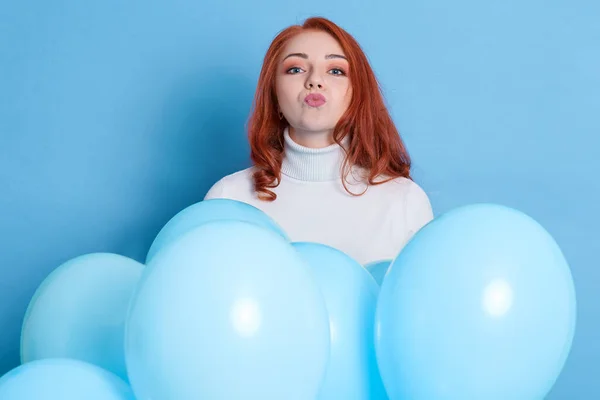 Chica Joven Suéter Con Pelo Rojo Posando Aislado Sobre Fondo — Foto de Stock