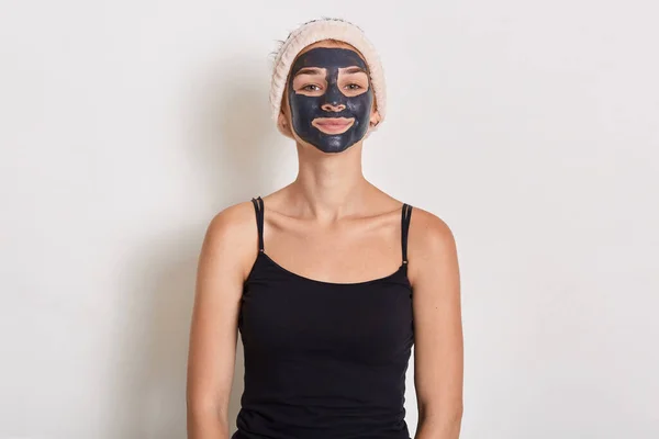 Spa Tiener Meisje Van Toepassing Zwart Gezicht Klei Masker Schoonheidsbehandelingen — Stockfoto