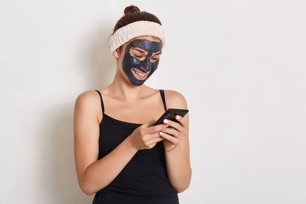 Ragazza Sorridente Che Legge Messaggio Sullo Smart Phone Con Maschera — Foto Stock