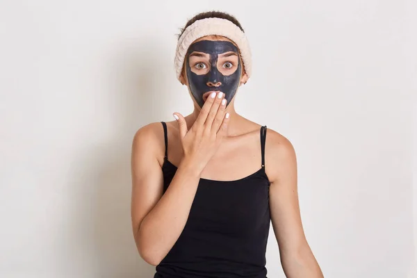 Mooi Meisje Met Zwart Klei Gezichtsmasker Verrast Meisje Met Haarband — Stockfoto