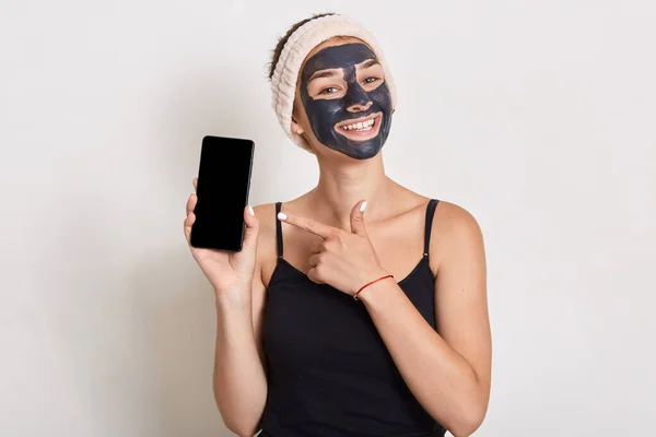 Charmante Dame Met Cosmetische Gezichtsmasker Houden Van Moderne Mobiele Telefoon — Stockfoto