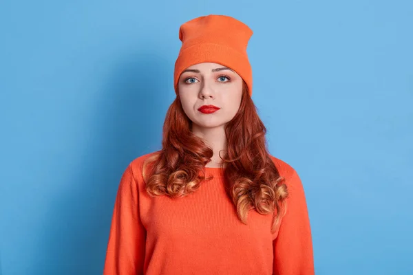 Şapkalı Huysuz Sıcak Kazaklı Bir Kızın Portresi Mavi Arka Planda — Stok fotoğraf