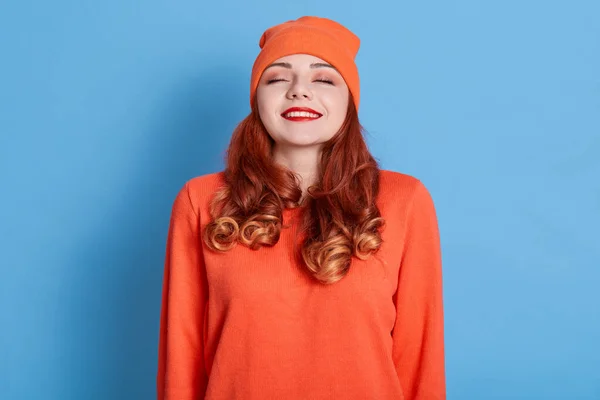 Οριζόντια Λήψη Του Ελκυστική Νεαρή Γυναίκα Κόκκινα Μαλλιά Κρατά Μάτια — Φωτογραφία Αρχείου
