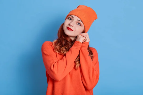 Menina Gengibre Mantém Mãos Perto Rosto Vestidos Chapéu Jumper Laranja — Fotografia de Stock