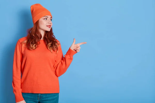 Mujer Joven Curiosa Con Pelo Rojo Rizado Puntos Lado Vestido — Foto de Stock