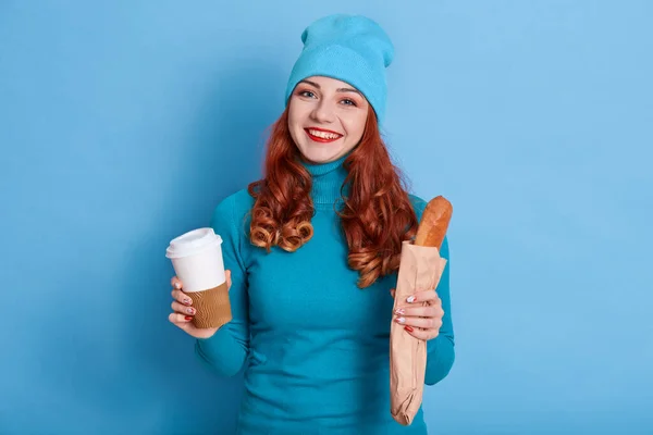 Attraktiv Ung Kvinna Äter Lång Limpa Och Dricka Kaffe Att — Stockfoto