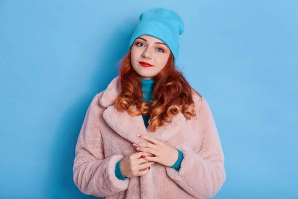 Tiro Horizontal Mulher Encantadora Com Cabelo Vermelho Veste Casaco Pele — Fotografia de Stock