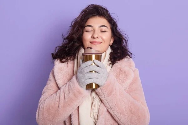 Foto Señora Pelo Bastante Oscuro Sosteniendo Las Manos Taza Termo — Foto de Stock