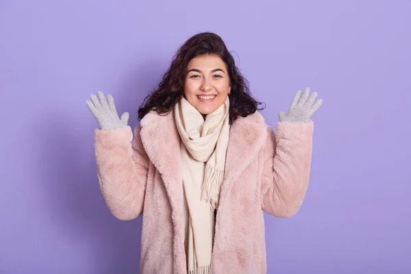 즐겁게 코트를 스카프와 벙어리장갑을 보이고 소식을 가지고 즐거워 웃음을 라일락 — 스톡 사진