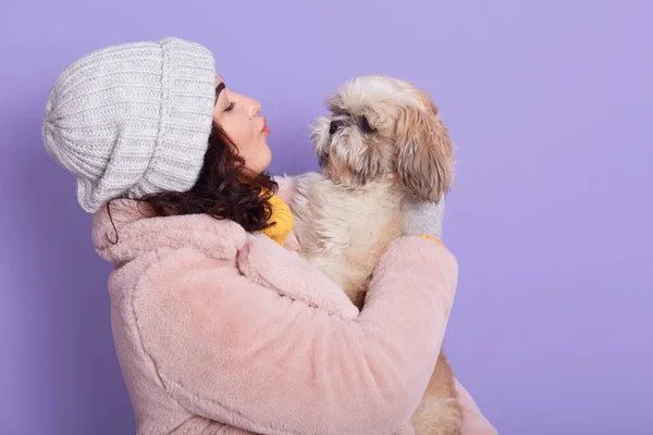 Encantadora Joven Pelo Oscuro Tiene Perro Favorito Juega Con Pekineses —  Fotos de Stock