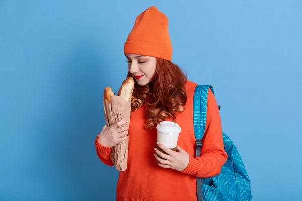 Retrato Bela Jovem Segurando Saco Papel Com Pão Tirar Café — Fotografia de Stock