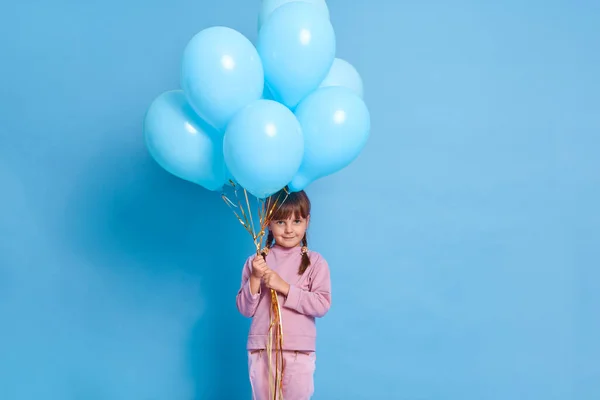 Menina Pequena Encantadora Olha Atentamente Para Câmera Segurando Monte Balões — Fotografia de Stock