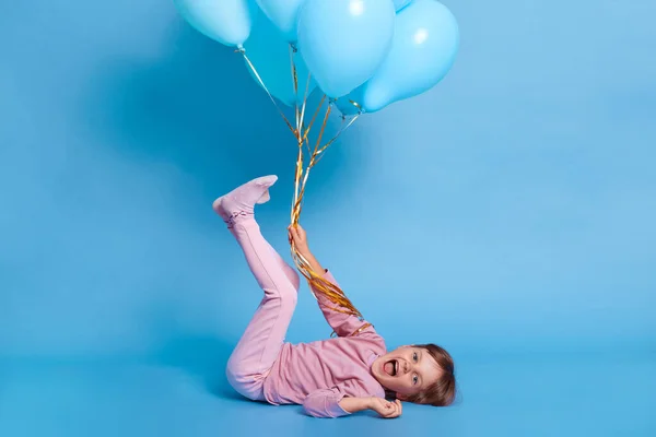 Menina Pequena Criança Divertindo Enquanto Deitada Chão Com Pernas Levantadas — Fotografia de Stock