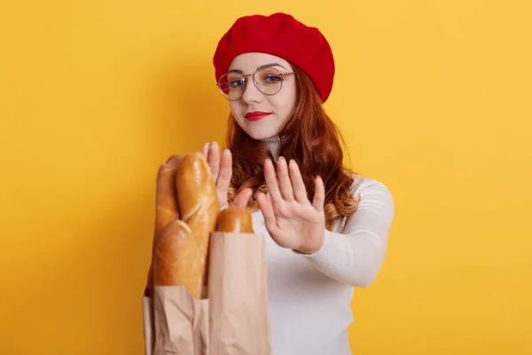 Ung Rödhårig Kvinna Med Lockar Vägrar Från Färskt Bröd Baguette — Stockfoto