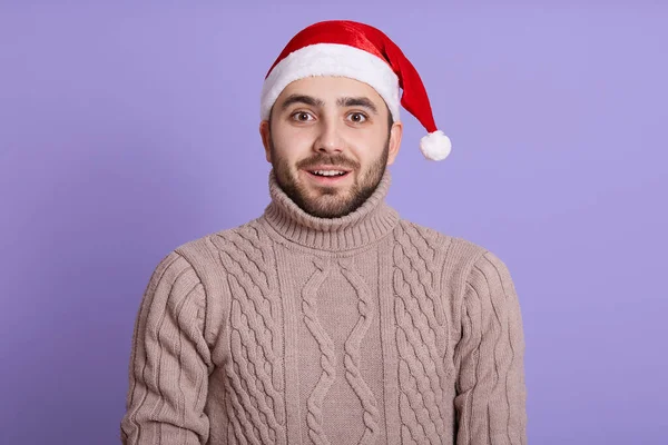 Verbaasd Onder Indruk Jonge Man Met Baard Die Direct Naar — Stockfoto