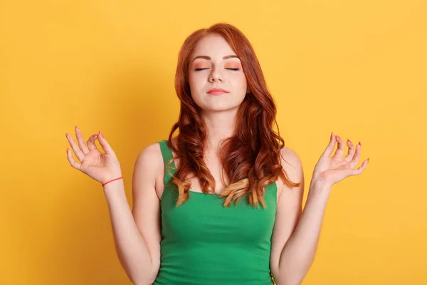 Menina Europeia Pacífica Com Olhos Fechados Praticando Ioga Respiração Contra — Fotografia de Stock