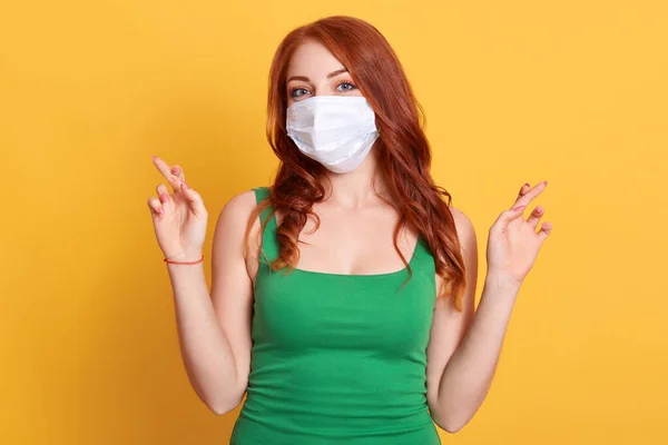 손가락이 머리의 노란색 배경에 최선을 의료용 마스크를 여성은 바이러스를 피하고 — 스톡 사진