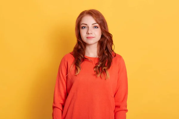 Retrato Mujer Jengibre Caucásico Con Expresión Facial Tranquila Seria Mira —  Fotos de Stock