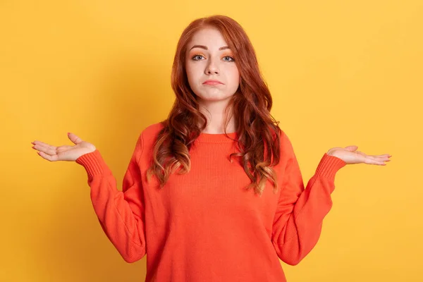 Confusión Muy Ofendida Mujer Pelirroja Mirando Cámara Con Mirada Triste — Foto de Stock