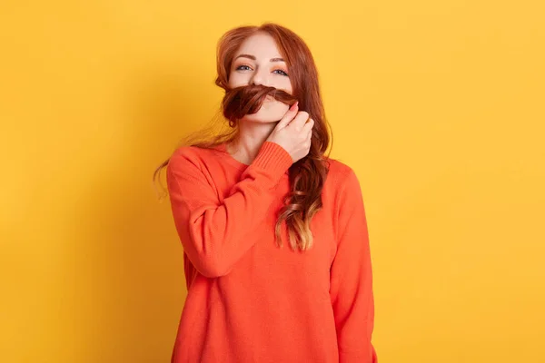 Bonito Linda Jovem Mulher Fazendo Bigode Com Seu Cabelo Olhando — Fotografia de Stock