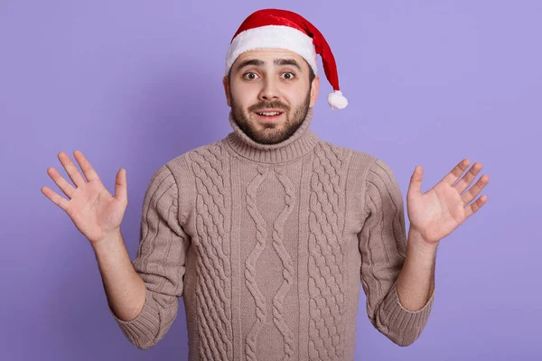 Verbaasde Man Met Baard Draagt Santa Hoed Beige Trui Staan — Stockfoto