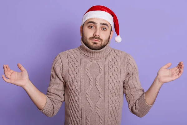 Kerst Man Santa Hat Beige Trui Tonen Hulpeloos Gebaar Met — Stockfoto