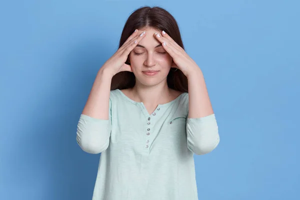 Sinirli Stresli Bir Kadın Parmaklarını Alnında Tutuyor Korkunç Bir Ağrısı — Stok fotoğraf