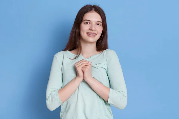 Retrato Linda Chica Encantadora Años Con Corchetes Dientes Cabello Oscuro — Foto de Stock