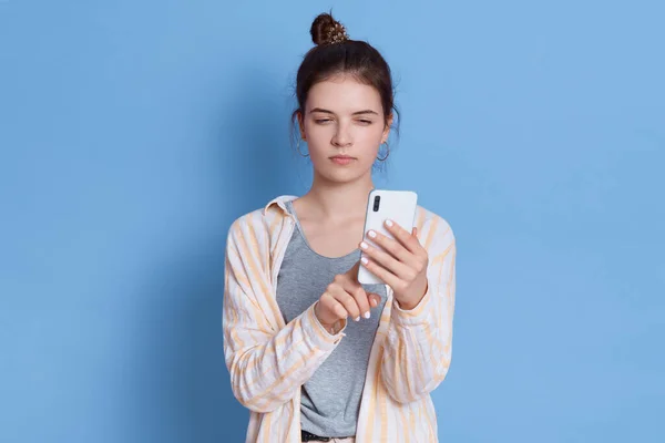 Brunette Lady Has Combed Hair Holds Modern Cell Phone Wears — Stock Photo, Image