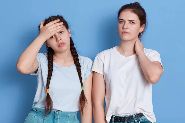 Duas Irmãs Cabelos Escuros Posando Dentro Casa Contra Parede Azul — Fotografia de Stock