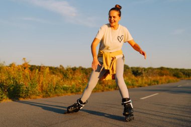 Kaykaycı, sakin bir yolda süzülür. Parlak yeşilliğin ortasındaki güneşin sıcacık parıltısında güneşlenir..