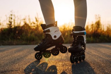 Güneş batarken tekerlekler huzur içinde süzülüyor. Sıcak altın ışığı patencinin üzerine saçıyor. Özgürlüğün tadını çıkarıyor..