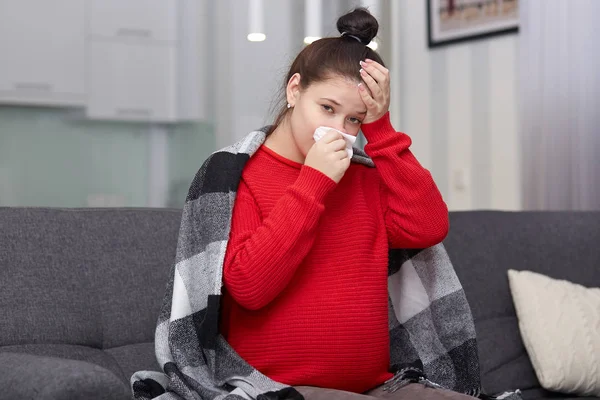 Image De La Femme Enceinte Triste Stressante A Terribles Maux De Tete La Fievre Et Le