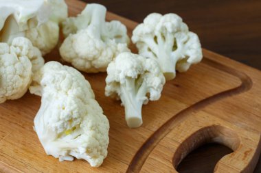 Taze karnabahar ahşap tahta üzerinde küçük parçalar halinde kesilmiş