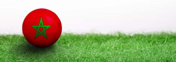 Panorâmica Grama Verde Isolado Fundo Branco Bola Futebol Sinalizado Marrocos — Fotografia de Stock