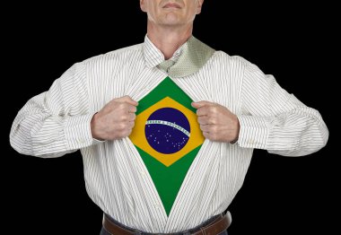 Brezilya bayrağı süper kahraman takım siyah arka plan karşı onun gömlek ayakta altında gösterilen işadamı