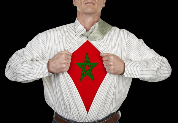 黒の背景に彼のシャツの立っている下にモロッコ旗スーパー ヒーローのスーツを示す実業家 — ストック写真