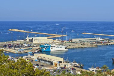 Denia, İspanya - 08 Temmuz 2018: Görünümü bağlantı noktası ve Montgo dağ Denia, İspanya. Denia castel görüntülemek