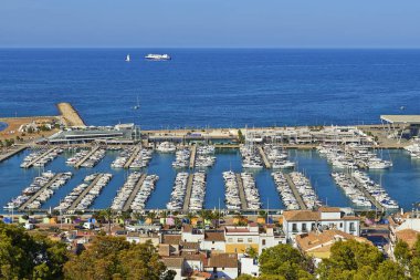Denia, İspanya - 08 Temmuz 2018: Görünümü bağlantı noktası ve Montgo dağ Denia, İspanya. Denia castel görüntülemek