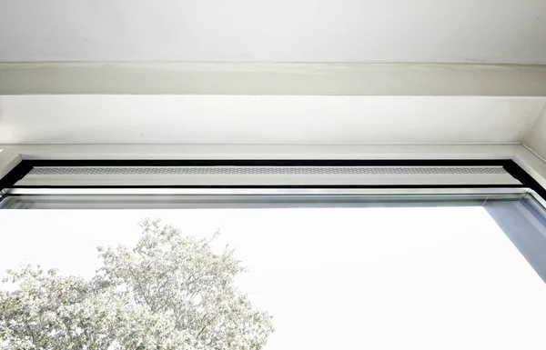 Glasskjutdörr Och Hans Ventilationssystemet Före Målning Väggen — Stockfoto