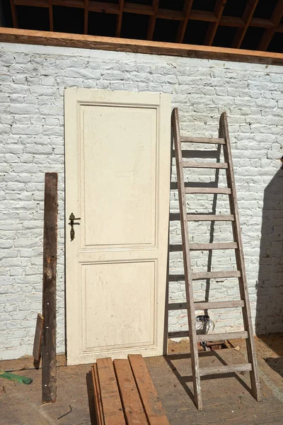 Porta Madeira Desmontando Contra Parede Tijolo Escada Antes Renovar — Fotografia de Stock