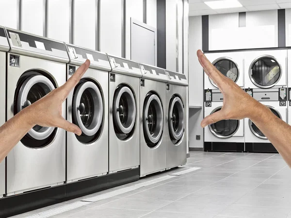 Einrahmung Einer Reihe Industrieller Waschmaschinen Einem Öffentlichen Waschsalon — Stockfoto